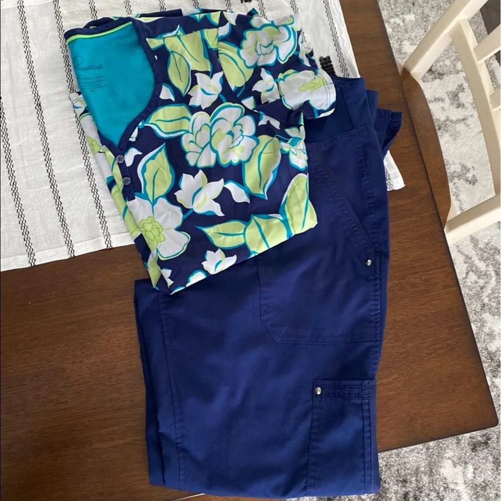 Scrub set